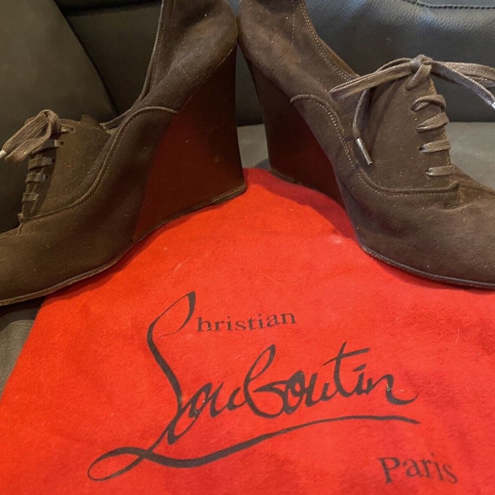ADORABLE brown suede lace up Louboutin Red Bottom COPMFORTABLE booties 38 1/2